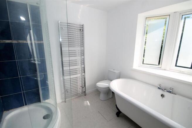 EN-SUITE BATHROOM
