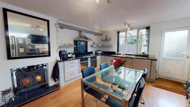 KITCHEN/DINING ROOM