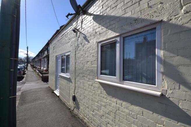 3 bed Apartment to rent Image 9