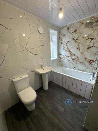 4 bed Terraced to rent Image 8