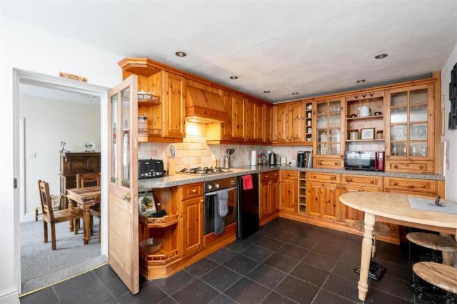 3 bed Semi-Detached for sale Image 4