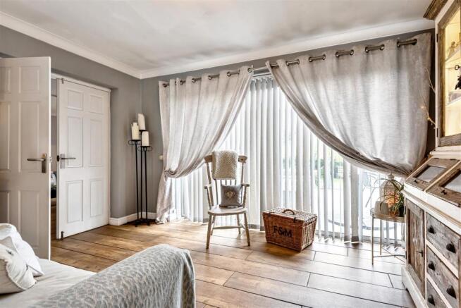 2 Jubilee  Cottage, Family Room
