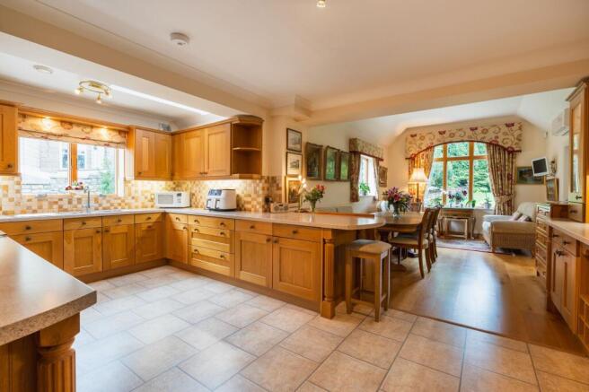 5 bed Detached for sale Image 4