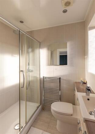 En-Suite (Bedroom 1)