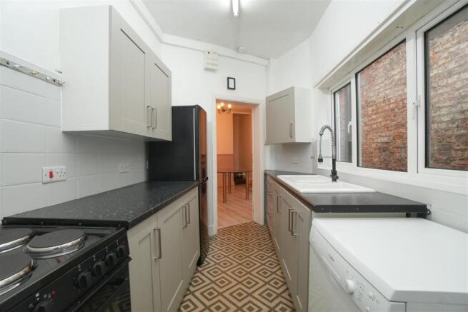 2 bed Terraced to rent Image 6