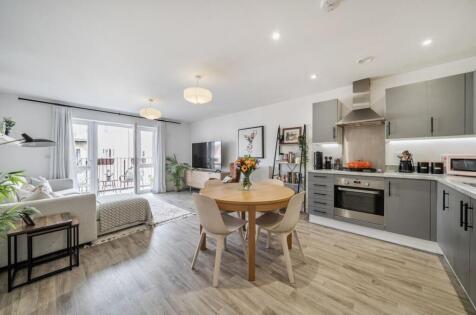 Bell Farm Way, Hersham, Walton-on-Thames, KT12