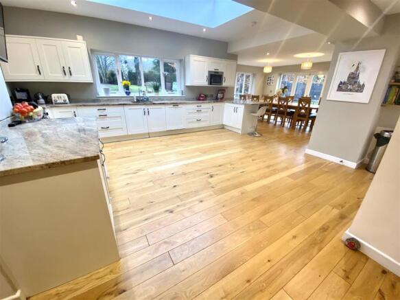 KITCHEN/FAMILY DINING ROOM