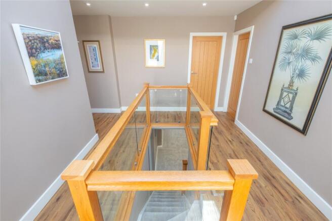5 bed Detached for sale Image 7