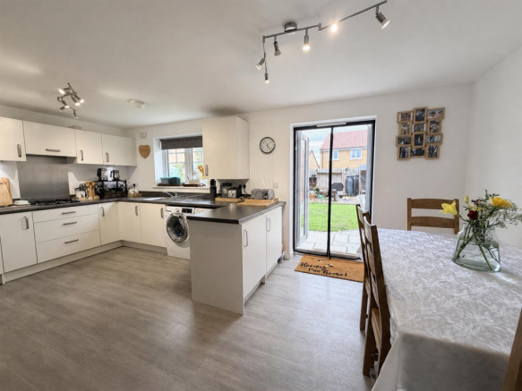 4 bed Detached for sale Image 5
