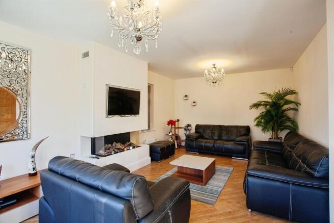 5 bed Detached for sale Image 4