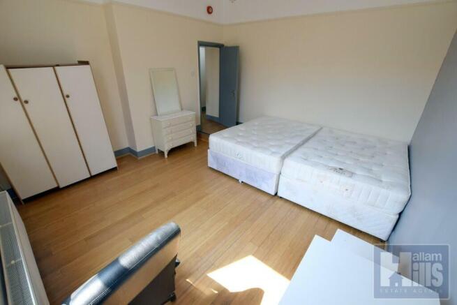 3 bed Apartment to rent Image 5