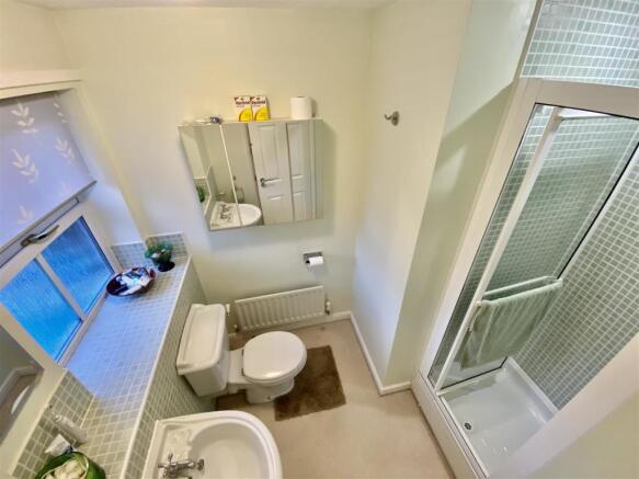 EN-SUITE SHOWER ROOM