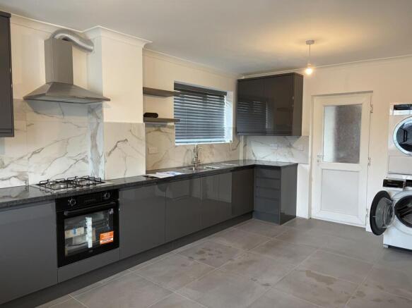 Kitchen 2.jpg