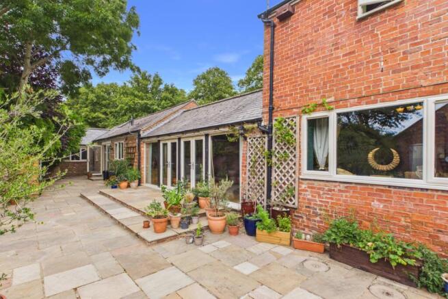 EweMove - Spalding - Beeches - Courtyard