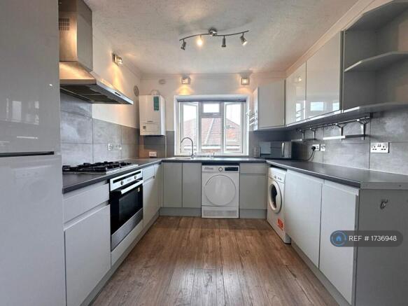 Updated Kitchen With Dishwasher & Washing Machine