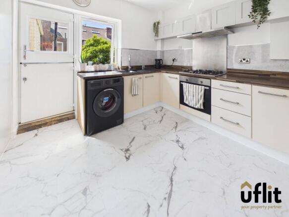 6 bed Semi-Detached for sale Image 11