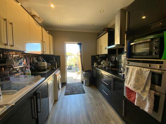 KITCHEN 9'5 x 8'9