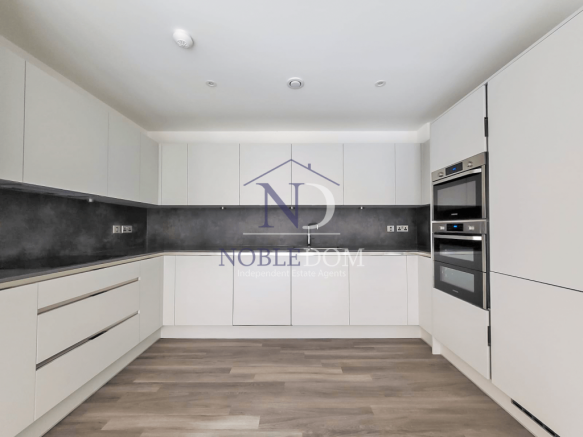 4 BEDROOM 2 BATHROOM TOWNHOUSE