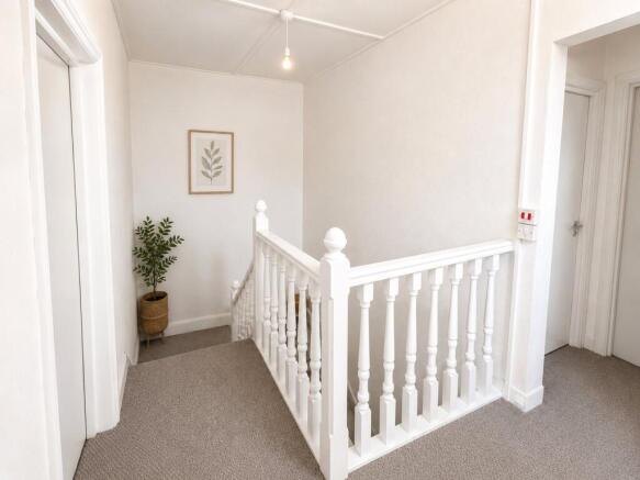 2 bed Penthouse to rent Image 12