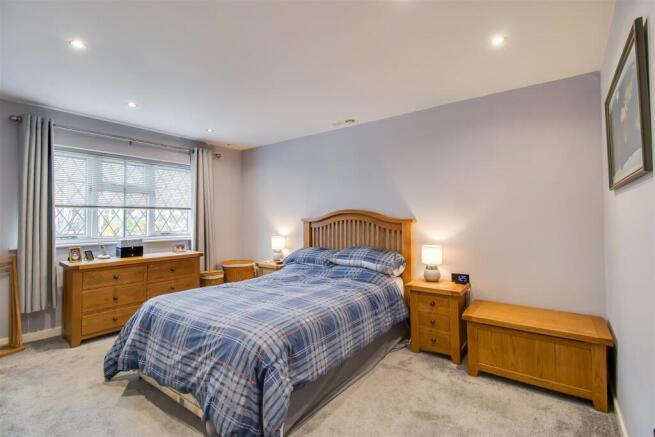 4 bed Detached for sale Image 9