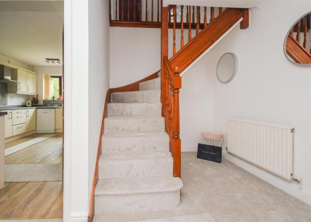 15 Midhurst  Grove - Hall.jpg