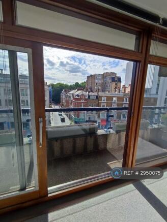 Studio Room Windows 