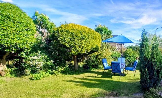 Garden - outdoor dining.jpg