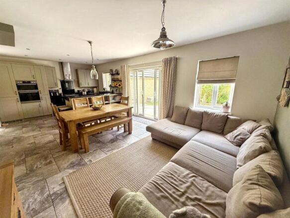 4 bed Detached for sale Image 5