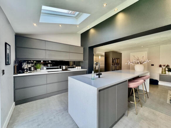 5 bed Detached for sale Image 9