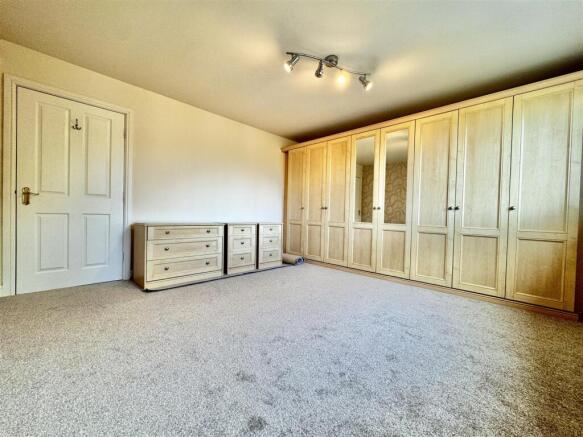 4 bed Semi-Detached for sale Image 6