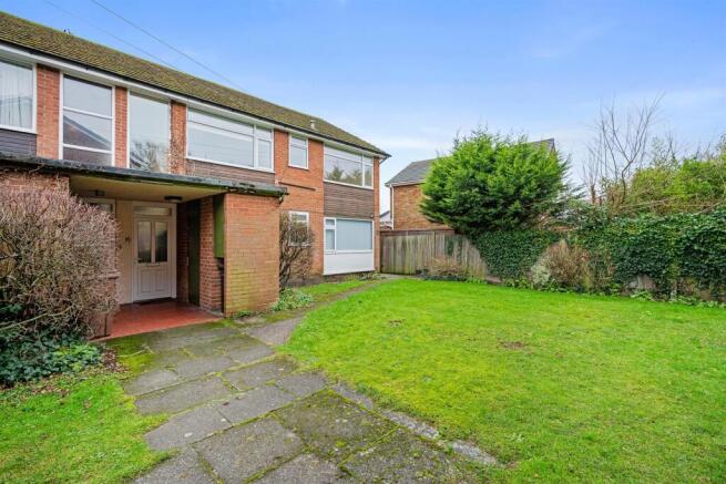 16 Cross Green Close External-6.jpg