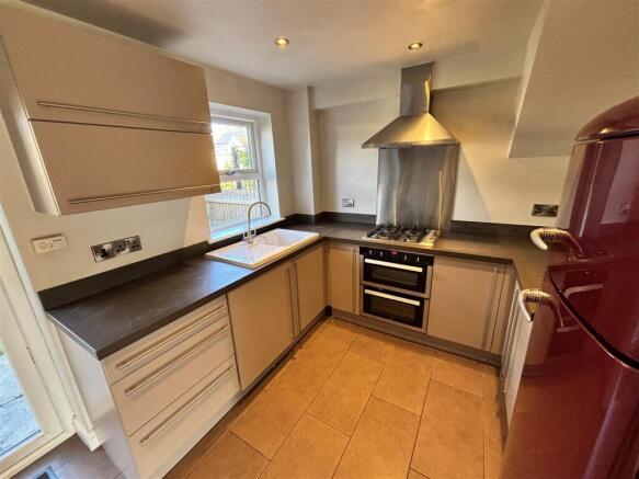 3 bed Terraced to rent Image 8