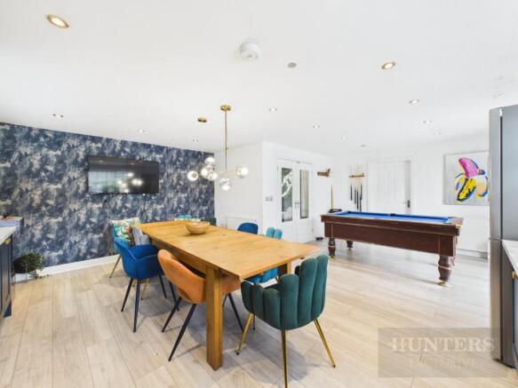 6 bed Detached Bungalow to rent Image 8
