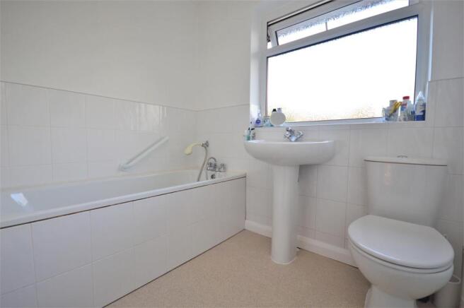 011 bathroom queenswood.JPG