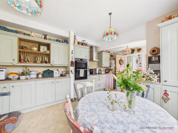 4 bed Detached for sale Image 11