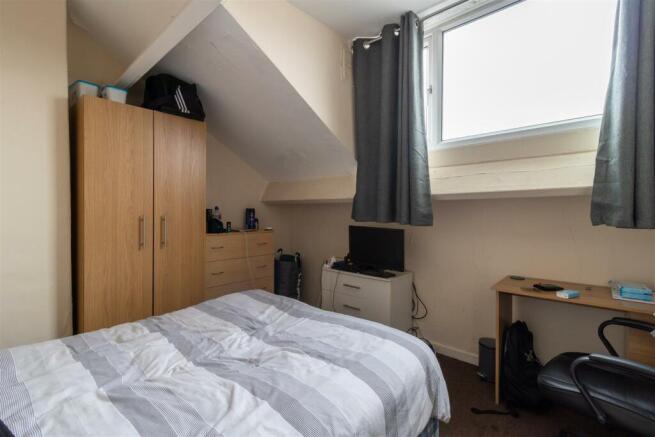 4 bed House to rent Image 6