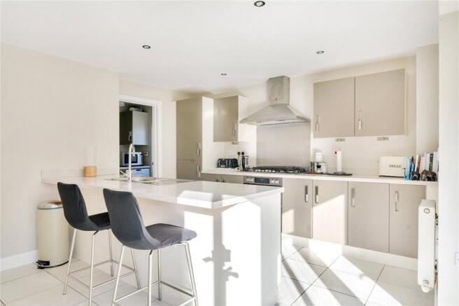 5 bed Detached for sale Image 2