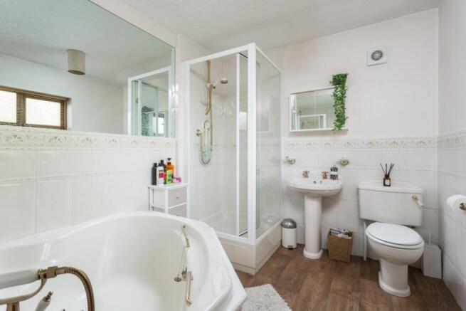 5 bed Detached for sale Image 12