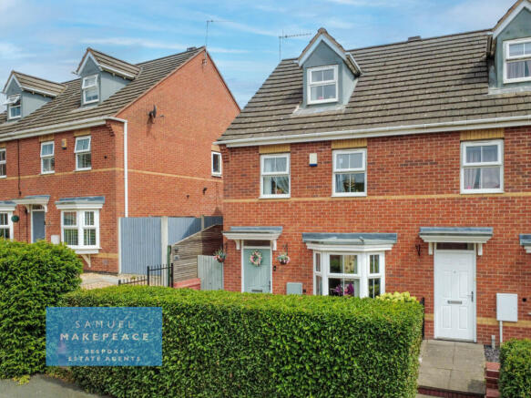 Lovely Three Bedroom End Town House with Spacious