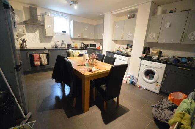 6 bed House to rent Image 5