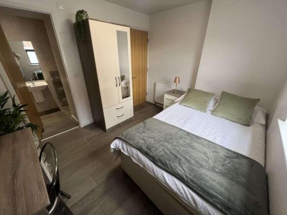 3 bed Flat to rent Image 12