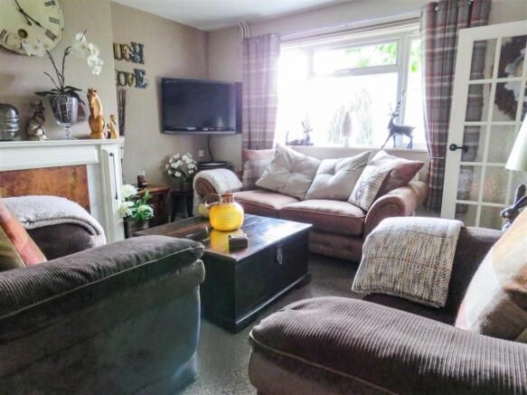 LOUNGE 1.JPG