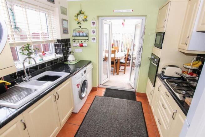 FITTED KITCHEN