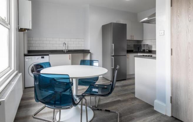 4 bed Flat to rent Image 4