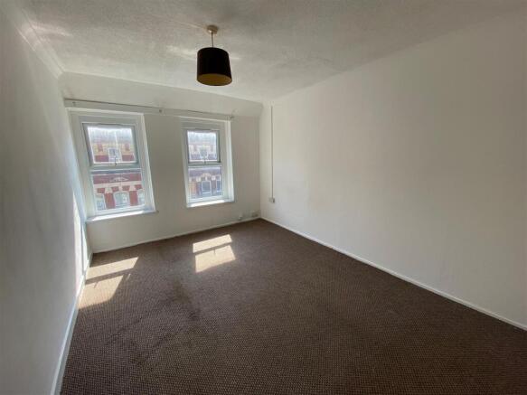 1,35 Holton Road - living room 2.jpg