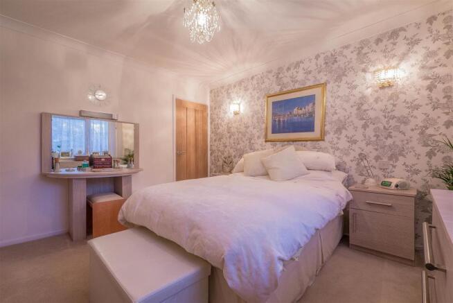 bedroom 1 pic 2.jpg