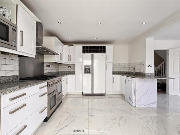 5 bed Detached for sale Image 11