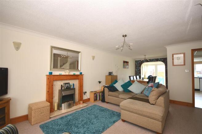 Lounge/Dining Area