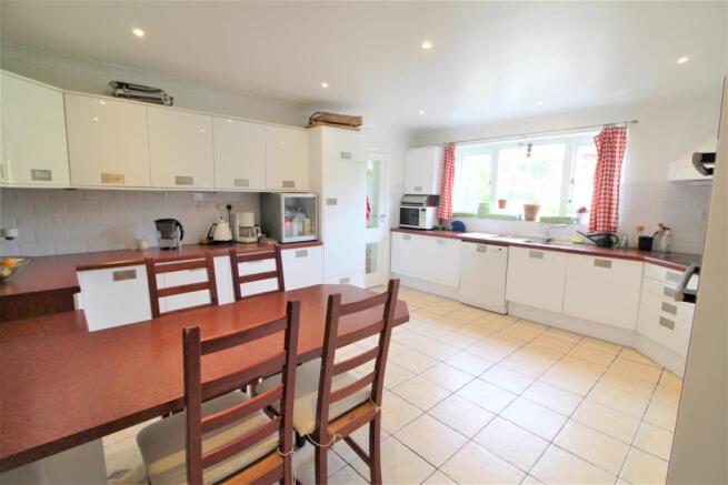 KITCHEN/BREAKFAST ROOM