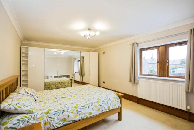 4 bed Detached for sale Image 6